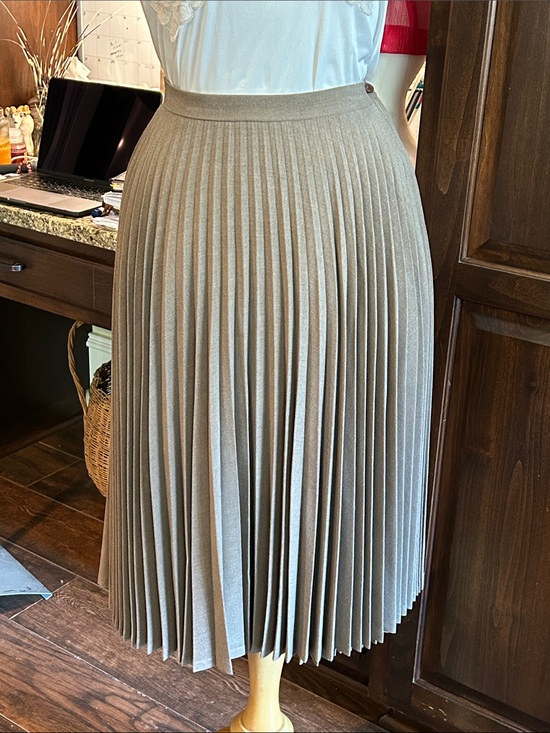 Bloomingdale's Dresses & Skirts - NWT Bloomingdale’s Sz 14 Pleated Midi Skirt in Taupe